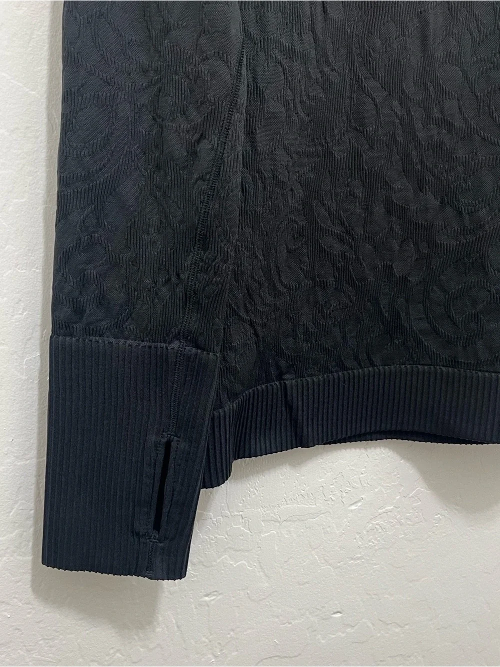 Lululemon Rest Less Pullover Top Textured Black Size 10 Stretch Thumbholes